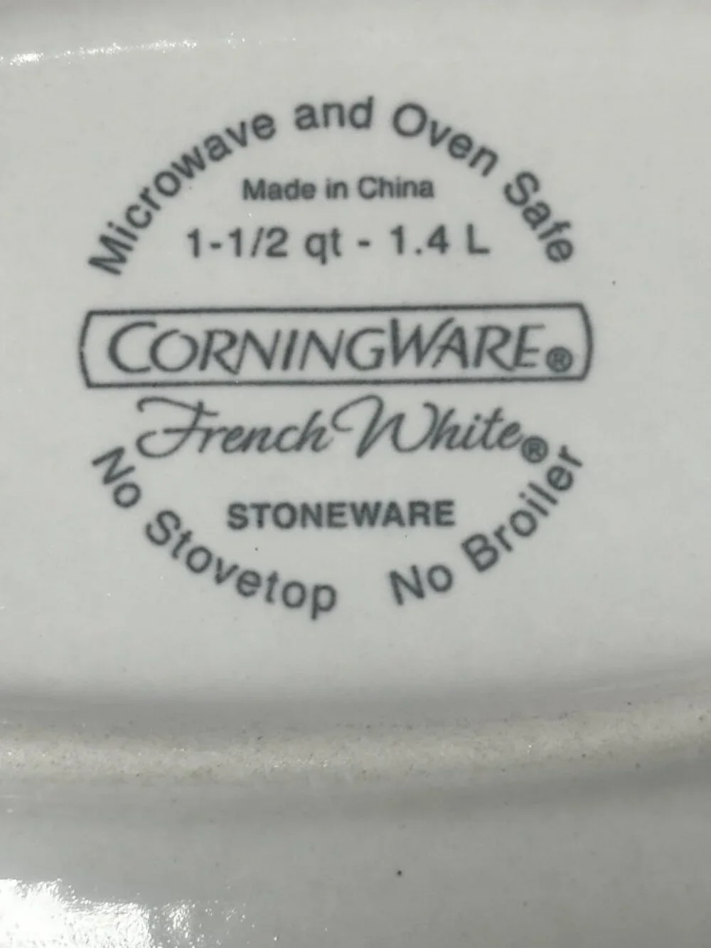 CorningWare French White 1 1/2 Qt Oval Casserole Dish With A Pyrex Glass Lid